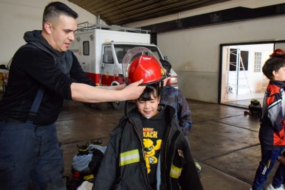 Niños y niñas visitaron el Cuartel de Bomberos junto a Turismo Municipal