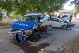 Móvil policial chocó contra un auto particular