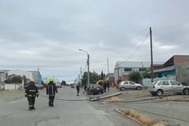 Perdió el control del auto y se estrelló con un poste