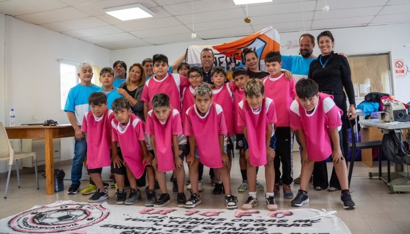 Primera entrega de indumentaria deportiva a equipos de fútbol infantil y newcom