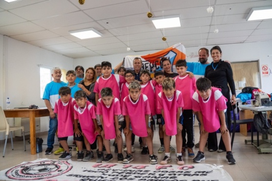 Primera entrega de indumentaria deportiva a equipos de fútbol infantil y newcom