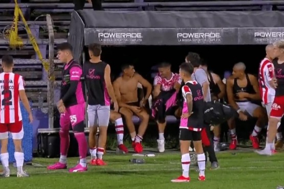 Hinchas de Instituto entraron a la cancha y dejaron semidesnudos a sus propios jugadores