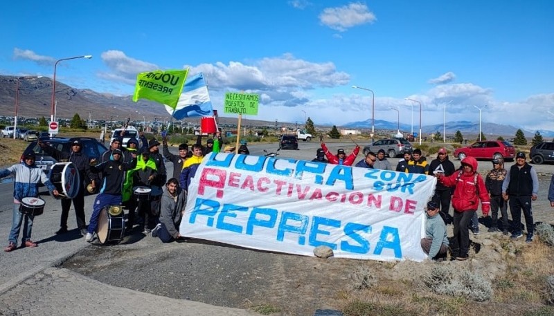 Protesta de la UOCRA en el ingreso a El Calafate para exigir la reactivación de las represas. (Foto Marcelo Del Buono)