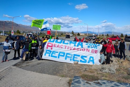 Protesta de la UOCRA en el ingreso a El Calafate para exigir la reactivación de las represas. (Foto Marcelo Del Buono)