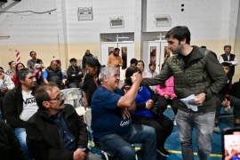 Torres con las familias afectadas por el incendio en Epuyén