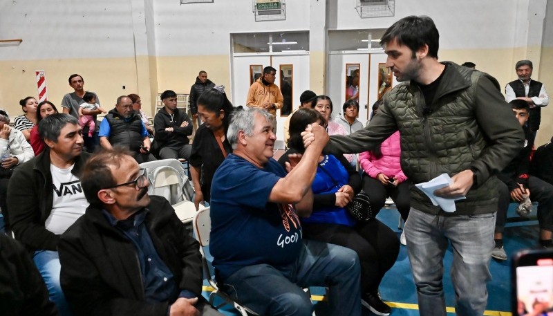 Torres con las familias afectadas por el incendio en Epuyén