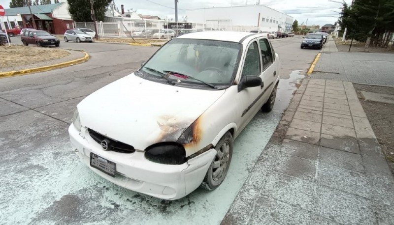 Principio de incendio sobre dos coches en la vía pública. (CG)