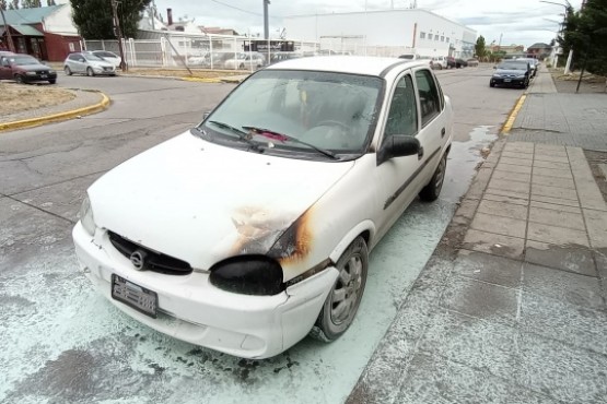 Principio de incendio sobre dos coches en la vía pública. (CG)