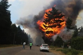 Los incendios en Epuyén y Bariloche no cesan