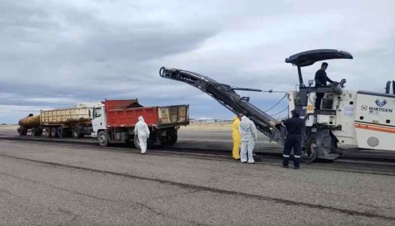 Avanza el mantenimiento de pista en el Aeropuerto de Río Gallegos.