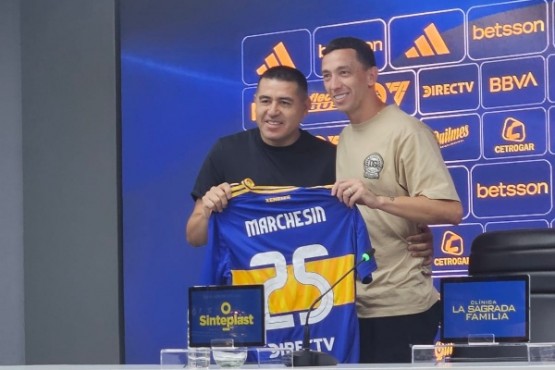 Boca presentó a Agustín Marchesín y Juan Román Riquelme lo llenó de elogios