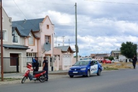 Una embarazada circulaba en moto y rozó una camioneta