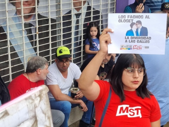 La marcha LGBT llegó al local de LLA y Jairo Guzmán los esperó con mate