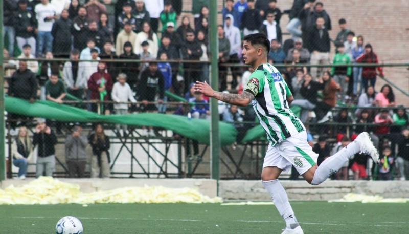 Facundo González ejecutando el penal ante la CAI por los 4°de final del TRA. FOTO: Matías Barrientos.