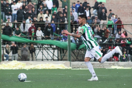 Facundo González ejecutando el penal ante la CAI por los 4°de final del TRA. FOTO: Matías Barrientos.