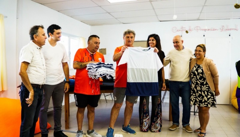 El Centro Laboral Textil entregó indumentaria deportiva a 9 clubes de Comodoro