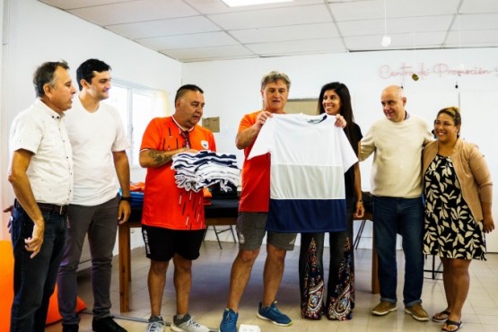 El Centro Laboral Textil entregó indumentaria deportiva a 9 clubes de Comodoro