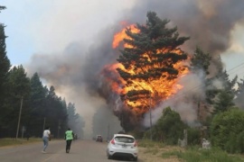 Se refuerzan los operativos para combatir incendios en Epuyén, Atilio Viglione y El Pedregoso