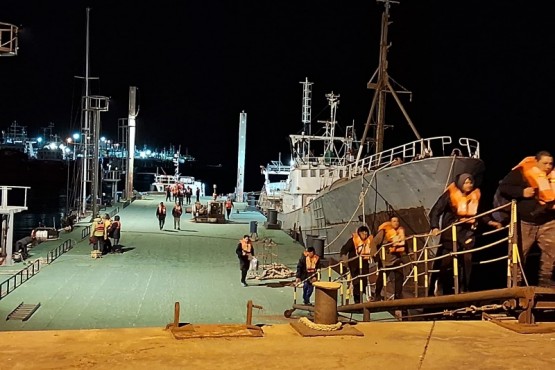 Hizo una mala maniobra y encalló un barco potero