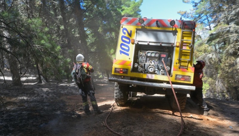 Cerca de 300 personas, equipos técnicos y medios aéreos participan de los operativos para sofocar los incendios en la cordillera