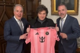 Javier Milei recibió una camiseta autografiada por Lionel Messi