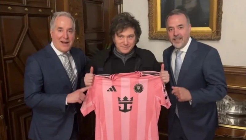 Javier Milei recibió una camiseta autografiada por Lionel Messi