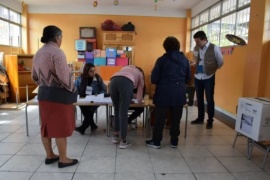 Los ecuatorianos van a las urnas para elegir presidente