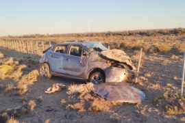 Perdió el control del auto terminó volcando