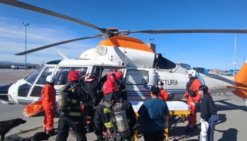 Prefectura aeroevacuó a un tripulante en un riesgoso operativo.