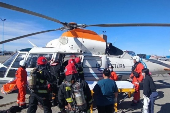 Prefectura aeroevacuó a un tripulante en un riesgoso operativo.