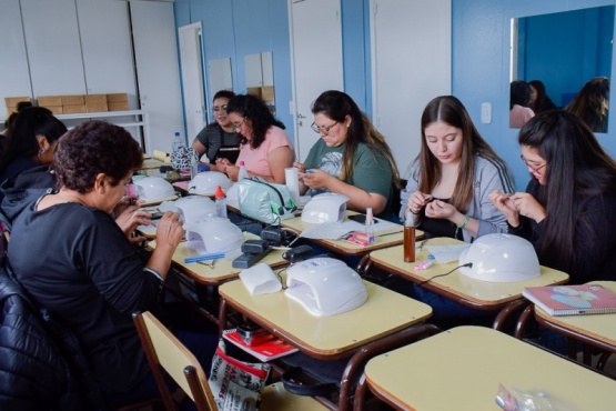 Alumnas del taller de manicuría realizaron sus primeras prácticas