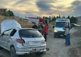 Un vehículo derrapó en el tramo de ripio y volcó