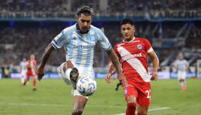 Racing perdió ante Argentinos pero se salvó de una goleada