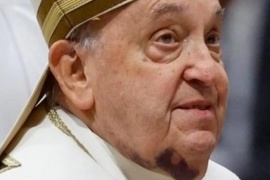 El papa Francisco padece neumonía bilateral y su estado es "complejo"