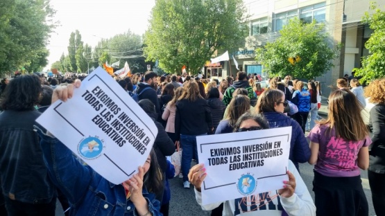 ADOSAC marchó en Río Gallegos en el marco de la paritaria docente