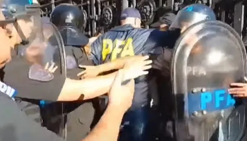 La Policía Federal vuelve a reprimir jubilados con gas pimienta