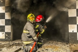 Incendio en un taller alcanzó a la casa vecina