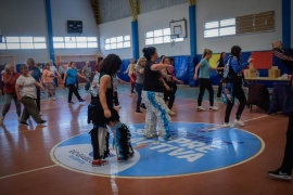 Adultos Mayores disfrutan de un taller de murga con baile y confección de galeras