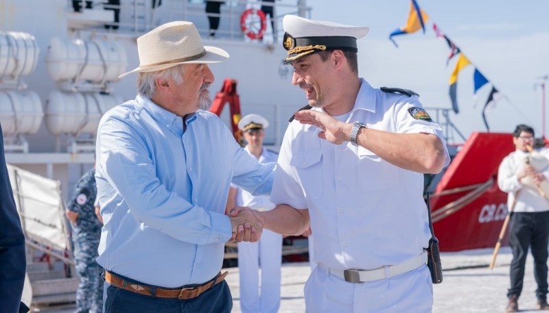 Othar recibió a la tripulación del buque búlgaro San Cirilo y San Metodio Naval en su segunda visita a la ciudad