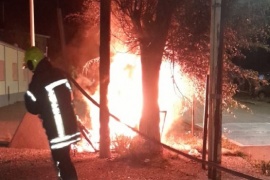 Sofocan un incendio en la vereda del Jardín Kospi