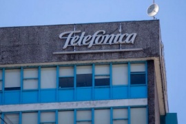 Grupo Clarín compra Telefónica, pero el Gobierno se opone