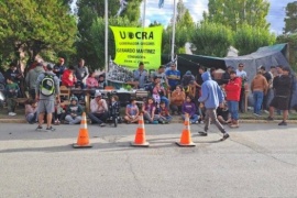 Trabajadores de la construcción mantienen acampe frente al municipio