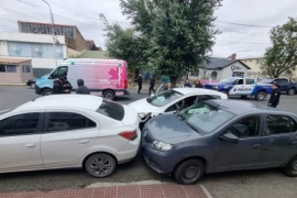 Una mujer perdió el control y chocó a varios autos estacionados