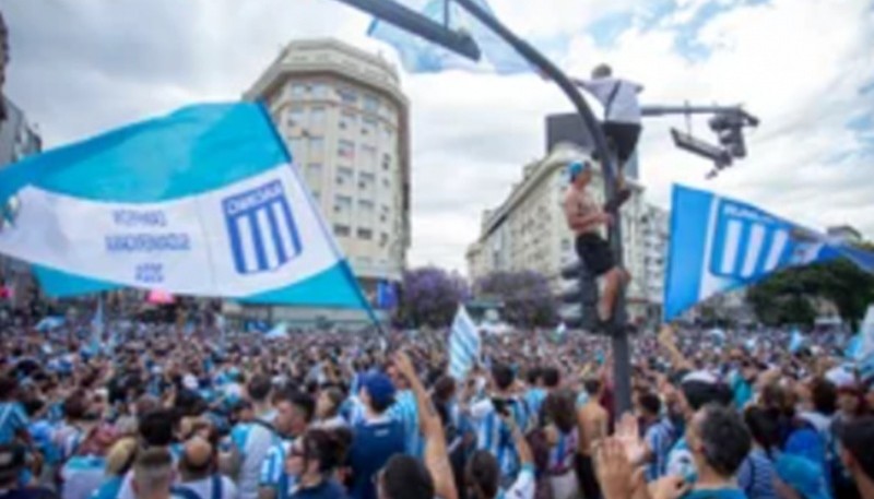 Hinchas de Racing fueron atacados a tiros en la playa de Barra da Tijuca