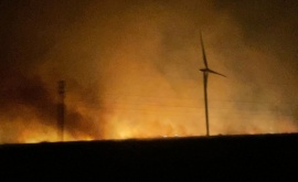 El incendio entre Trelew y Madryn cruzó la ruta y llegó a un parque eólico