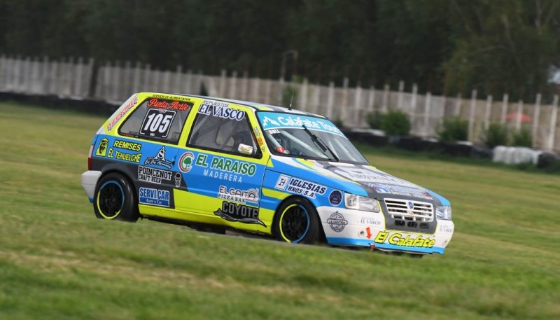 El Fiat Uno del calafateño, de muy buen rendimiento, en acción este sábado. (Foto: APTP)