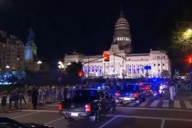 Con cacerolazo y repudio: así llegó Javier Milei al Congreso para la apertura de sesiones ordinarias