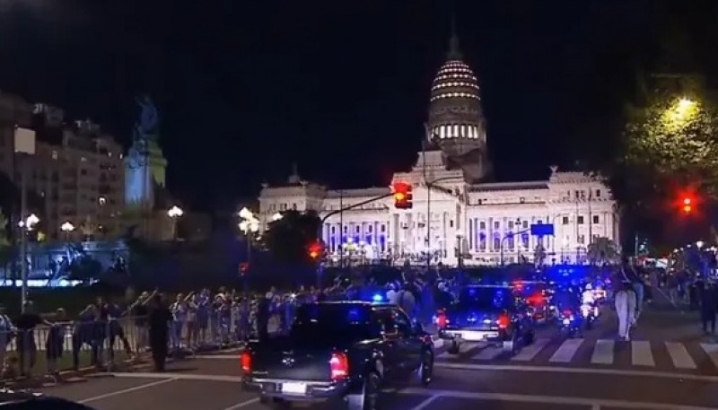 Con cacerolazo y repudio: así llegó Javier Milei al Congreso para la apertura de sesiones ordinarias