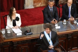 Facundo Manes le mostró la Constitución Nacional a Santiago Caputo y Javier Milei lo cruzó: "Leela"