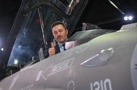 El avión F-16 que presentó Petri no levantará vuelo: sólo capacitará a pilotos